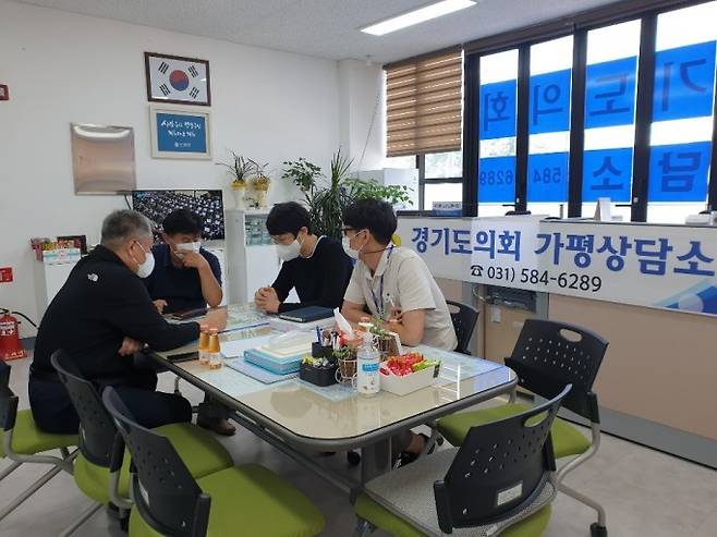김경호 도의원(더불어민주당, 가평)은 가평군 도시관리계획 재정비와 관련하여 경기도 도시주택과 관계 공무원 등과 경기도의회 가평상담소에서 정담회를 개최했다고 28일 밝혔다. / 사진제공=경기도의회