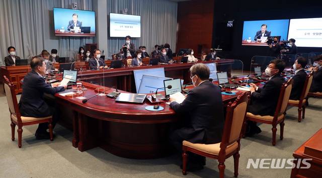 [서울=뉴시스]박영태 기자 = 문재인 대통령이 28일 오후 청와대 여민관에서 열린 수석·보좌관회의에 참석해 발언하고 있다. 2020.09.28.since1999@newsis.com