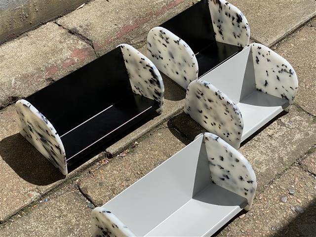 폐플라스틱으로 만든 업사이클링 책꽂이. 책꽂이에는 병뚜겅 약 50개가 사용된다.나우이즈로사드 제공