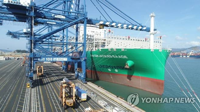 부산 신항에 온 세계 최대 LNG 추진 선박 (부산=연합뉴스) 프랑스 선사인 CMA CGM의 '자크사드'호가 28일 오전 부산 신항 5부두에 접안해 있다.   액화천연가스(LNG) 추진 선박으로는 세계 최대 규모 컨테이너선이다. 선체 길이 399.9ｍ, 폭 61ｍ로 20피트 컨테이너를 최대 2만3천112개까지 실을 수 있다. 2020.9.28 [BNCT 제공.재판매 및 DB 금지]   ccho@yna.co.kr