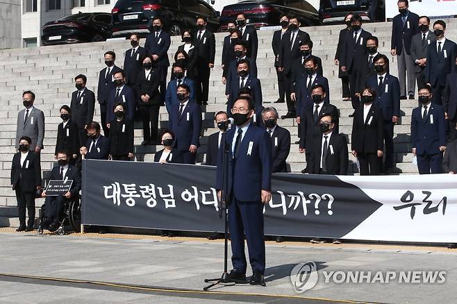 규탄 발언하는 주호영 (서울=연합뉴스) 하사헌 기자 = 국민의힘 주호영 원내대표가 28일 국회 본청 앞 계단에서 열린 '북한의 우리 국민 학살만행 규탄 긴급의원총회'에서 규탄 발언하고 있다.   2020.9.28 toadboy@yna.co.kr