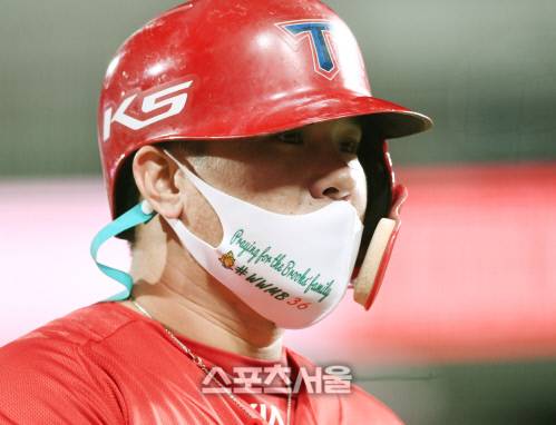 KIA 타이거즈 김선빈이 24일 수원 kt전에서 브룩스 가족의 쾌유를 비는 문구를 새긴 마스크를 착용하고있다. 김도훈기자 dica@sportsseoul.com