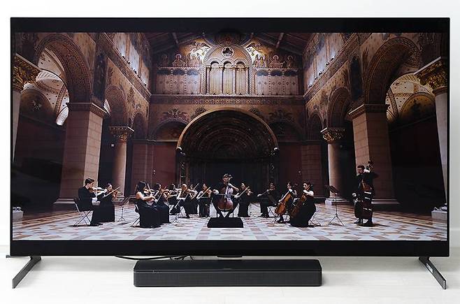 보스 TV 스피커(Bose TV Speaker)와 LG OLED TV인 올레드 갤러리 65형 제품을 나란히 둔 예시. 출처=IT동아