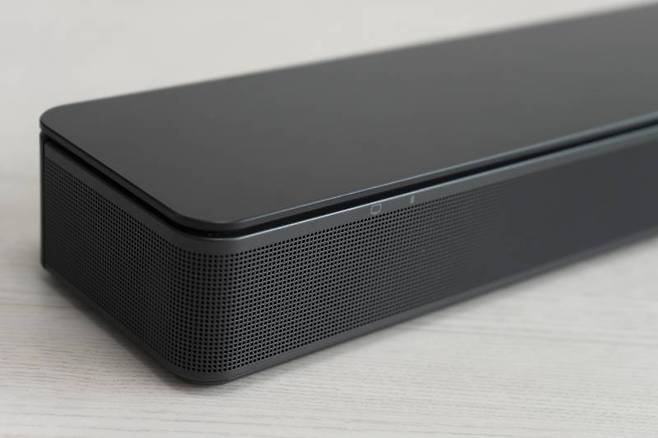 스피커는 전면 방향으로 사운드가 출력되며, 후면부에 덕트를 마련해 작은 크기임에도 기대 이상의 저음을 낸다. 출처=IT동아