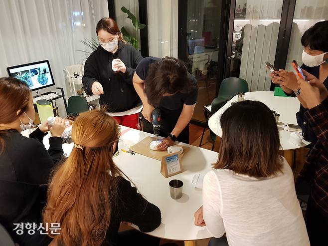 송성희 십년후연구소 대표가 지난 24일 서울 마포구 합정동 ‘알맹상점’에서 브리타 필터를 해킹하고 있다. 탁지영 기자