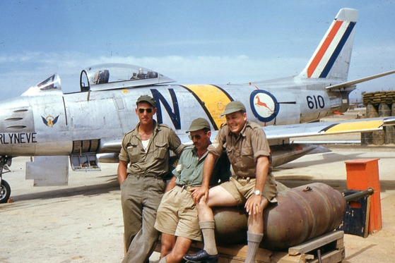 South African Air Force ground crew in front of a Sabre. [SOUTH AFRICAN KOREAN WAR VETERANS ASSOCIATION]