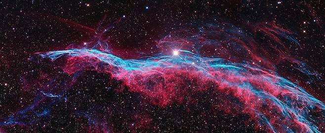 면사포 성운(NGC 6960)의 서쪽 부분. 고열로 이온화된 산소, 수소, 황 등의 원자를 빛을 내고 있다. 사진=ESA/Hubble &amp; NASA