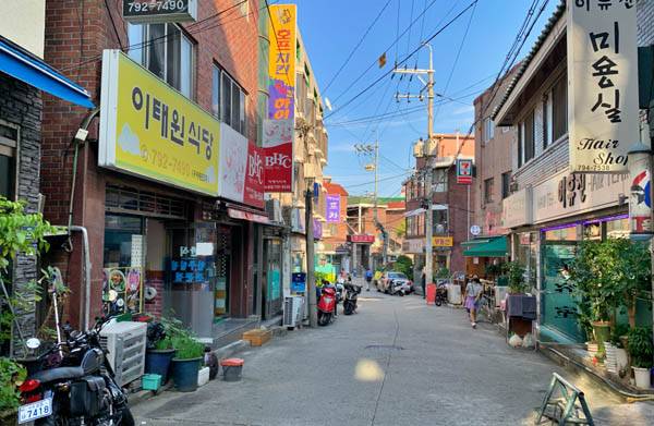 골목 상권은 주민들의 편의 중심으로 형성됐다.