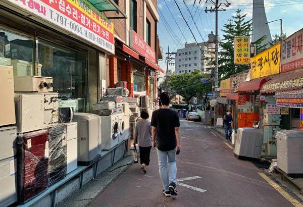 오래된 마을 특성상 주택수리 업체와 가전 수리점이 많다.