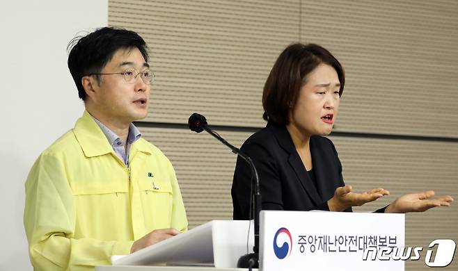 윤태호 코로나19 중앙사고수습본부 방역총괄반장이 정부세종청사 보건복지부 브리핑실에서 코로나19 중앙재난안전대책본부 브리핑을 하고 있다. 뉴스1 © News1 장수영 기자