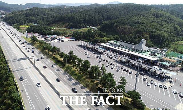 민족 최대의 명절 추석 연휴 첫째 날인 30일 오후 경기도 용인시 처인구 영동고속도로 강릉방면 용인휴게소에서 귀성객들이 음식 포장을 위해 외부 푸드코트를 이용하고 있다. / 용인=배정한 기자