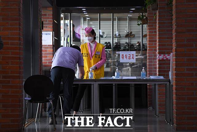 출입 명부 작성하는 귀성객