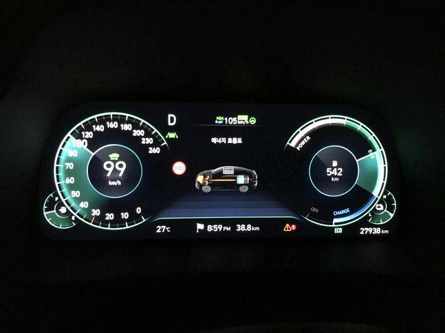 신형 쏘나타 하이브리드 계기판에 나타난 에너지 흐름도. ⓒ데일리안 박영국 기자