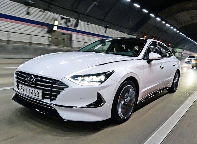 신형 쏘나타 주행 장면. ⓒ현대자동차