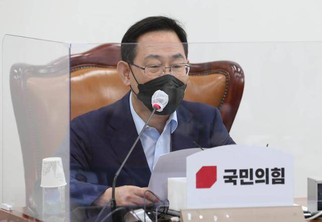 주호영 국민의힘 원내대표가 29일 국회에서 열린 화상 의원총회를 주재하고 있다. 오대근 기자