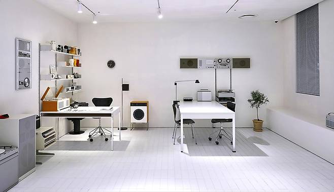 디터 람스의 서재를 재현한 공간. 오른쪽 벽에 걸린 오디오와 테이프레코더가 각각 'TS45', 'TG60'이다. '4560디자인하우스'란 이름은 두 제품에서 따온 것이다. 책상과 선반은 '비초에' 제품 [4560디자인하우스 제공]