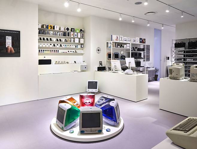 디터 람스 디자인의 영향을 받은 애플 제품들을 전시한 공간. 벽에 걸린 아이팟 광고 이미지마저 브라운의 면도기 광고 이미지와 닮았다. [4560디자인하우스 제공]