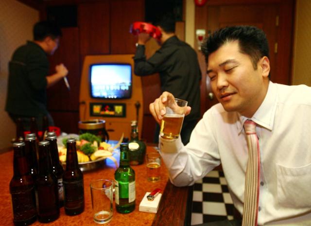 연말연시 피할 수 없는 술자리와 노래방 극복 방법 관련 한국일보 자료 사진. 홍인기 기자