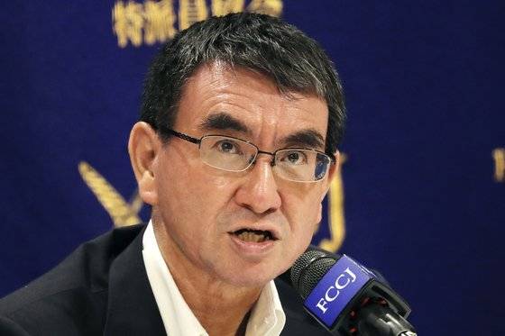 고노 다로 일본 행정·규제개혁 담당상. 취임 일성으로 '도장 없애기'를 내세웠다. [AP=연합뉴스]