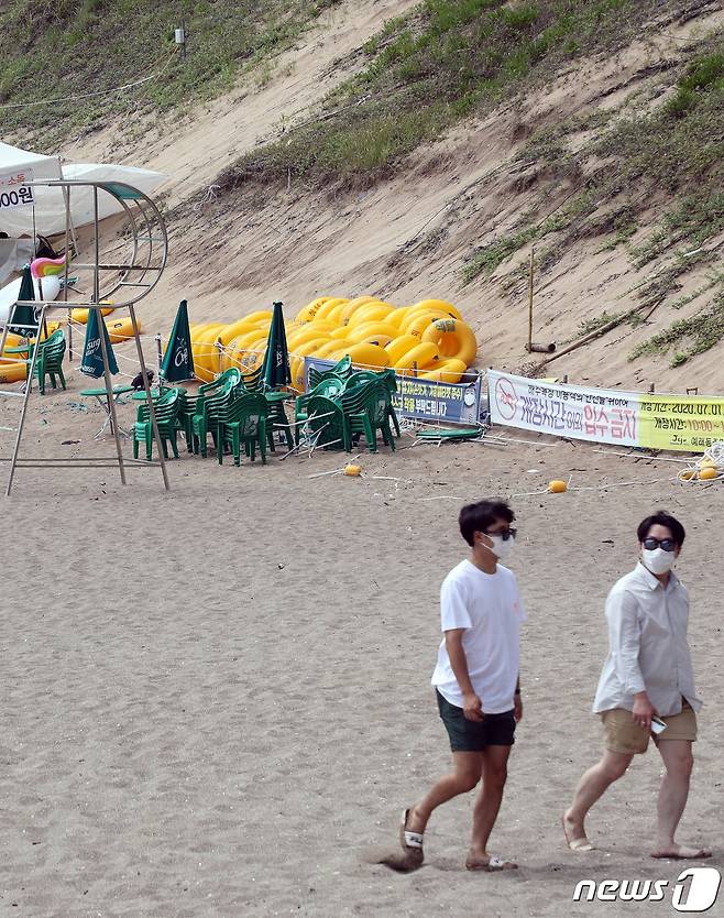 지난 8월  중순, 비교적 한산한 모습의제주 서귀포시 중문색달해수욕장 © News1