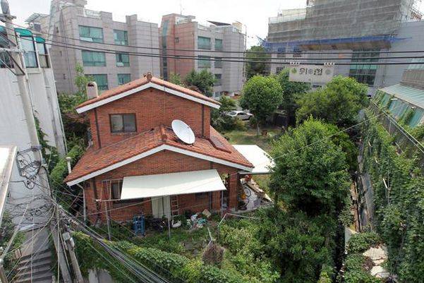 서울 서대문구 연희동에 있는 강경화 외교부 장관 부부의 단독주택과 임야. /장련성 기자