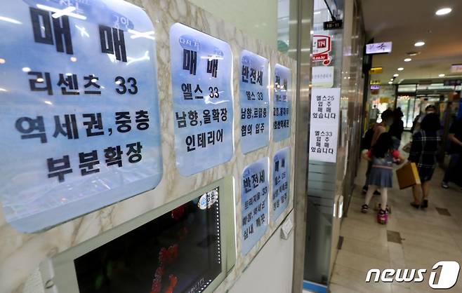 (서울=뉴스1) 이동해 기자 = 임대차법 시행과 재건축 실거주 요건 강화로 전세 물량이 씨가 마르고 있다. 가을 이사철 등 계절적 요인 등이 맞물려 전세수급난으로 이어진 것으로 풀이되며 이는 전셋값 상승 뿐만 아니라 오피스텔 시장에까지 번지고 있는 양상이다.  사진은 22일 오후 서울 송파구 아파트단지 밀집지역에 위치한 부동산. 2020.9.22/뉴스1