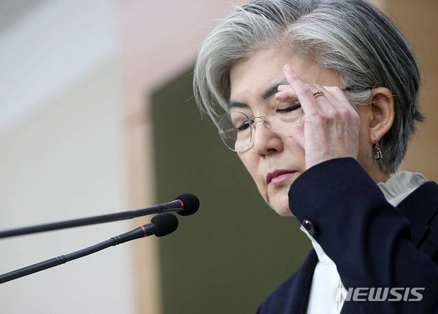 [서울=뉴시스]박주성 기자 = 강경화 외교부 장관이 6일 오전 서울 도렴동 외교부청사에서 신년 기자회견 중 취재진 질문을 경청하고  있다. 2020.02.06. park7691@newsis.com