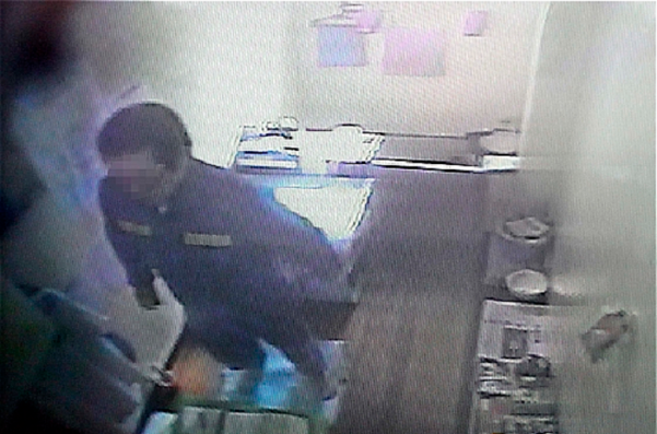 2017년 경북 청송교도소 보안과에서 조두순이 CCTV 화면으로 보이고 있다.