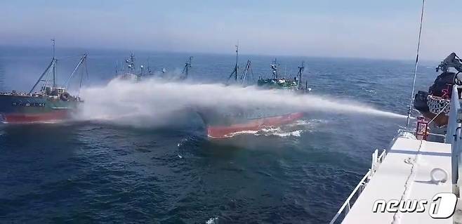 해경이 불법조업하는 중국어선들을 향해 물대포를 쏘고 있다.(중부해경청 제공)© 뉴스1