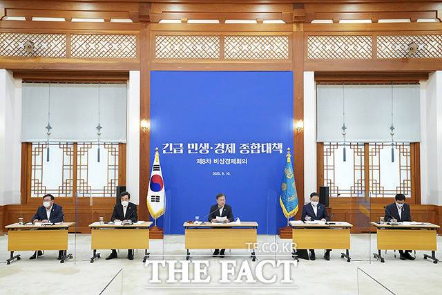 문재인 정권의 수많은 공기업 낙하산 인사를 관통하는 키워드는 '청와대'와 '민주당'이다. 이곳 출신이라는 이력은 전문성 없어도 공기업 경영진이 되는 급행 티겟처럼 활용된 것으로 나타났다. 지난달 10일 문재인 대통령이 청와대 본관에서 열린 제8차 비상경제회의를 주재하던 당시. 민주당 김태년 원내대표, 이낙연 대표, 문 대통령, 홍남기 경제부총리 겸 기획재정부 장관, 진영 행정안전부 장관.(왼쪽부터) /청와대 제공