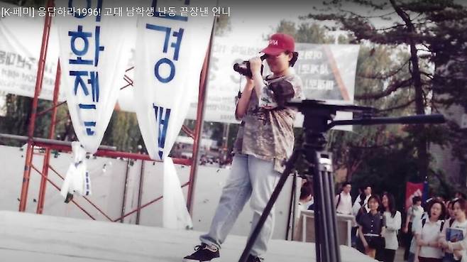 당시 총학생회 여성위원장이던 조혜련씨가 캠코더를 들고 난입 현장을 촬영하는 모습이다. 이 증거를 기반으로 가해 주동자 7명을 찾아냈다. 이화여대 총학생회가 제공한 영상을 젠더 미디어 <슬랩>이 훗날 다시 공개했다. 영상 화면을 캡처했다.