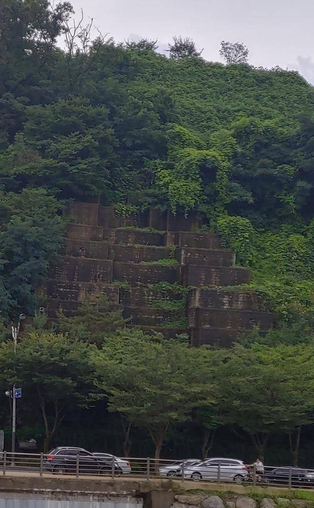 전주천에 위치한 초록바위는 전통적으로 이 지역의 죄인들을 처형하던 곳으로 김개남도 이곳에서 처형당했다. 초록바위는 폭우로 일부가 훼손된 뒤 그 위에 콘크리트로 덧씌웠다. 손호철 교수 제공