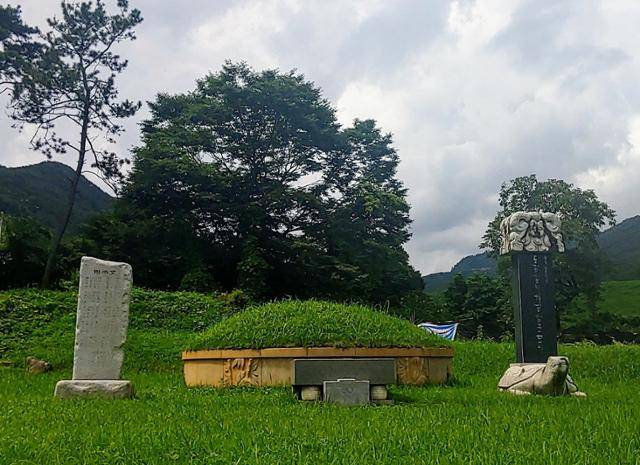 폐허로 버려진 생가 옆에 만들어진 김개남 장군의 가묘와 비석. 손호철 교수 제공