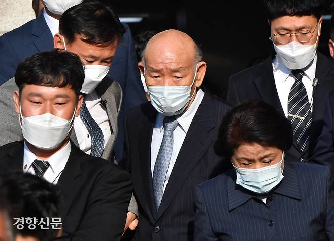 고(故) 조비오 신부에 대해 사자명예훼손 혐의를 받고 있는 전두환씨가 지난 4월 광주 동구 광주지법에서 재판을 받고 경호원의 보호를 받으며 법정을 빠져나가고 있다.  김창길 기자