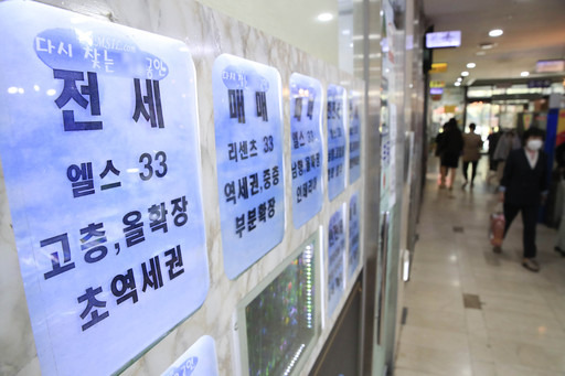 5일 서울 송파구의 부동산 밀집지역의 부동산 업체 게시판의 모습. 뉴시스
