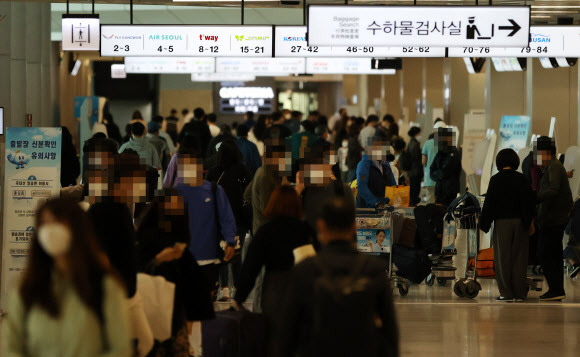 붐비는 김포공항 탑승수속 대합실 - 추석 연휴 마지막 날인 4일 김포공항 국내선 탑승수속 대합실이 지방으로 가려는 시민들로 붐비고 있다. 2020.10.4 연합뉴스