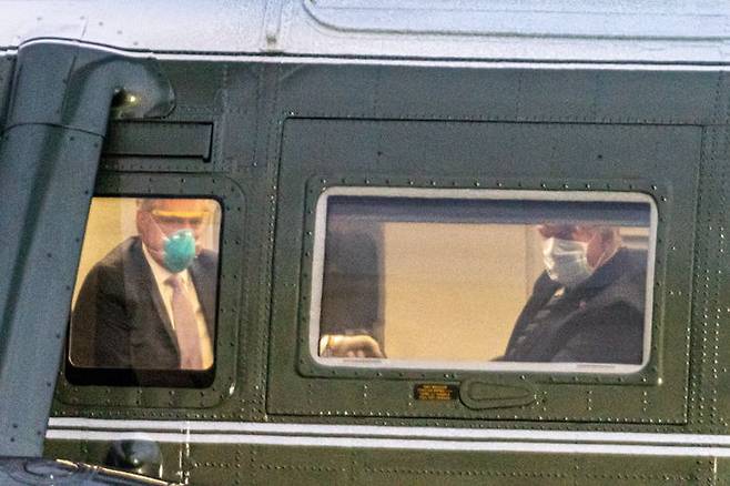 병원을 나와 전용헬기 마린원에 탑승한 '확진자' 트럼프 대통령