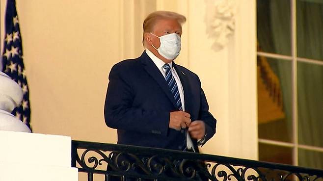 입원 3일 만에 퇴원해 백악관에 돌아온 트럼프 대통령