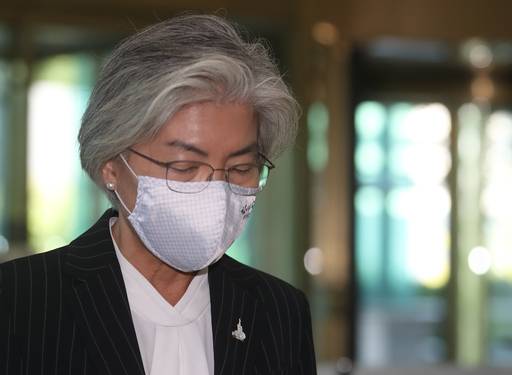 남편의 해외여행 논란으로 곤욕을 치르고 있는 강경화 외교부 장관이 5일 외부일정을 마친 뒤 서울 종로구 외교부 청사로 들어서면서 눈을 질끈 감고 있는 모습. 뉴시스