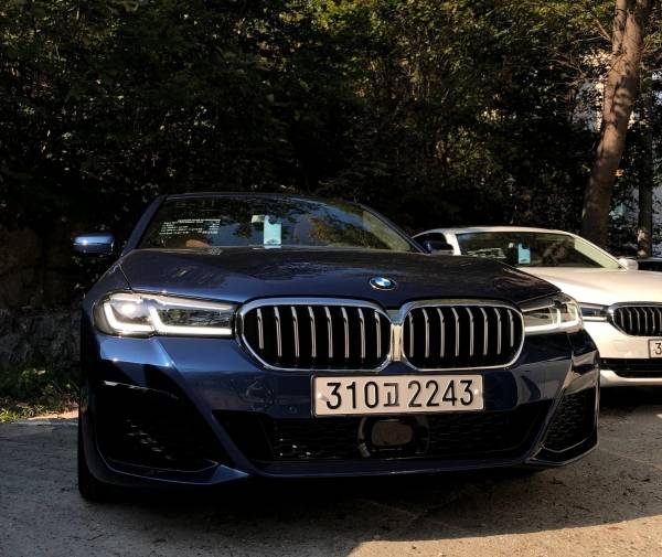 BMW의 대표 베스트셀링 모델 5시리즈가 매력적인 디자인, 다재다능한 사양 등 더욱 완벽하게 돌아왔다.