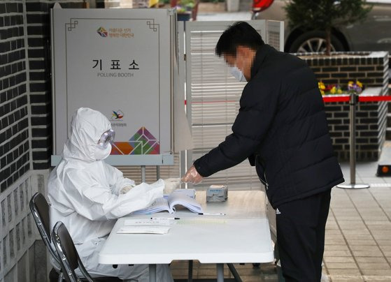 지난 4월15일 21대 국회의원선거 가회동 투표소에서 코로나19 우려로 자가격리 중인 한 주민이 투표하고 있다. [연합뉴스]