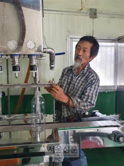 강기갑 전 민주노동당 대표가 지난달 29일 경남 사천에 있는 자신의 농장에서 매실 엑기스 추출 기계를 직접 손질하고 있다.사천 신형철 기자 hsdori@seoul.co.kr