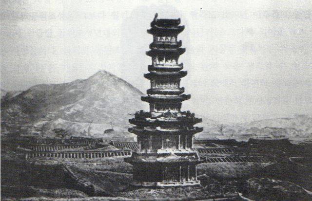 1896년 이전의 원각사지십층석탑 주변 경관. 절이 멸실돼 탑만 우뚝 솟아 있다.  김해경 교수 제공