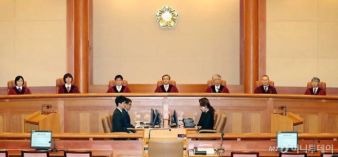 유남석 헌재소장 등 헌법재판관이 지난해 4월 11일 오후 서울 재동 헌법재판소 대심판정에 앉아있다. / 사진=홍봉진 기자