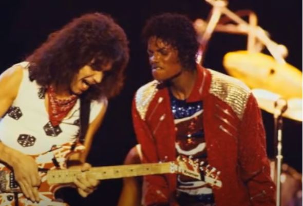 기타리스트 반 헤일런(왼쪽)이 마이클 잭슨의 'Beat it' 노래 중간 솔로 부분을 연주하고 있다. /사진=유튜브 캡처
