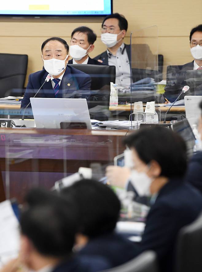 홍남기 경제부총리 겸 기획재정부 장관이 7일 오후 세종시 정부세종청사에서 열린 국회 기획재정위원회의 기획재정부에 대한 국정감사에서 위원 질의에 답변하고 있다. 연합뉴스