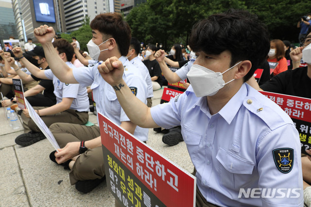 [서울=뉴시스] 박민석 기자 = 인천공항 보안검색서비스 노동조합을 비롯한 한국노총 인천지역본부 산하 노동단체 회원들이 13일 오전 서울 중구 예금보험공사 앞에서 열린 인천공항 비정규직 부당해고 규탄 집회에서 구호를 외치고 있다. 2020.08.13. mpark@newsis.com