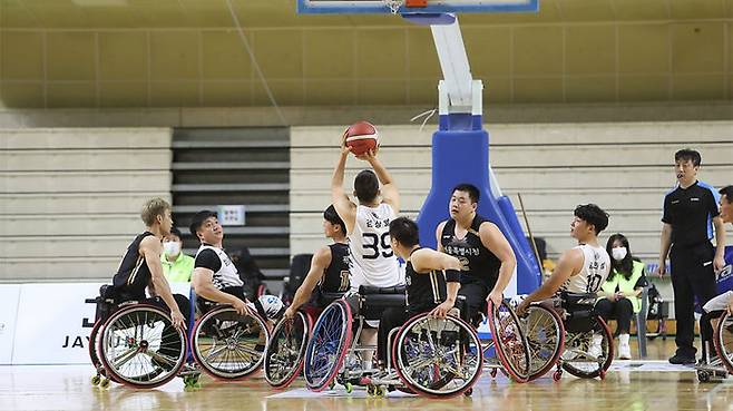 휠체어농구리그 '신생팀' 춘천의 국가대표 센터 김상열이 서울과 경기에서 슛을 시도하고 있다.