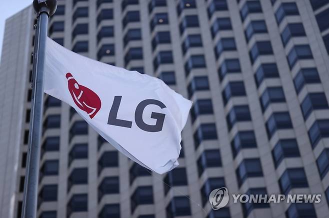 LG전자 3분기 영업이익 9천590억원 (서울=연합뉴스) 윤동진 기자 = 코스피 상장사 LG전자는 연결 기준 올해 3분기 영업이익이 9천590억원으로 지난해 동기보다 22.7% 증가한 것으로 잠정 집계됐다고 8일 공시했다. 매출은 16조9천196억원으로 작년 동기 대비 7.8% 증가했다.      사진은 이날 오후 서울 여의대로 LG트윈 타워 모습. 2020.10.8 mon@yna.co.kr
