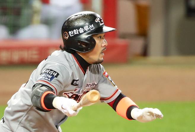 8일 KIA전에서 안타를 때리는 이용규. / 연합뉴스
